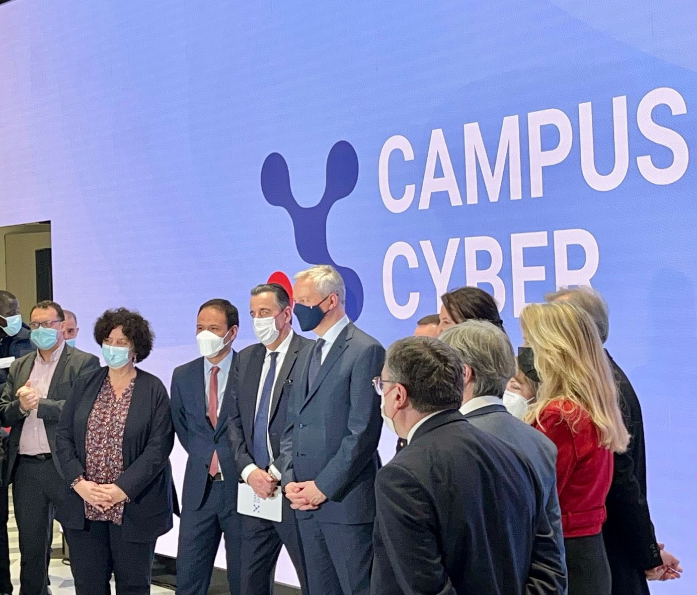 Mondher Ayadi se tient aux côtés de Bruno Lemaire - ministre de l'économie, et de Michel Van Der Berghe - Président du Campus Cyber, lors de l'inauguration du lieu totem de la cybersécurité